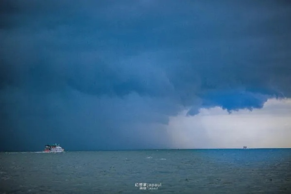 它并非总是准确。乌云聚集,预报却说晴空万里;明明通知有雨,天空却是一片澄澈的蓝。于是人们常说,天气预报嘛,听听就好,不必当真 它并非总是准确。乌云聚集,预报却说晴空万里;明明通知有雨,天空却是一片澄澈的蓝。于是人们常说,天气预报嘛,听听就好,不必当真